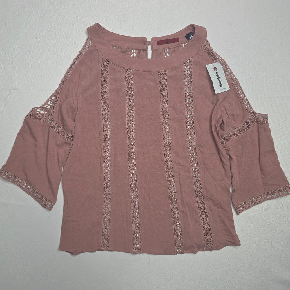 Red by BKE Cold Shoulder Crochet Top in a dusty rose Size XS